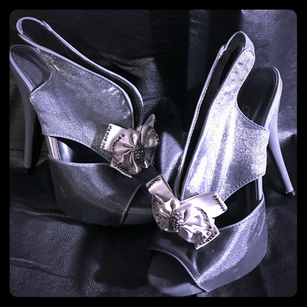 Size 8 gray/silver heels